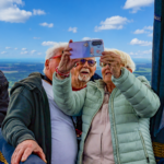 3 personnes se prennent en photo dans notre montgolfière