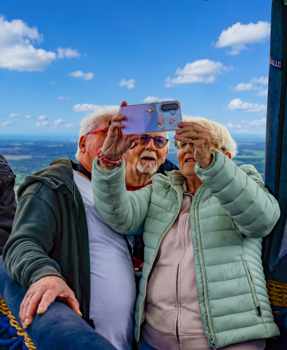 3 personnes se prennent en photo dans notre montgolfière